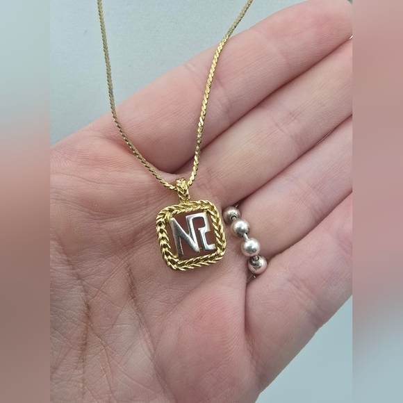Nina Ricci Beautiful Elegant Gold Plated & Silver Pendant Necklace (EUC)✨️🖤✨️ - Picture 3 of 6
